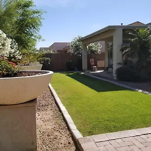 Near Freeways And Airport Homestay